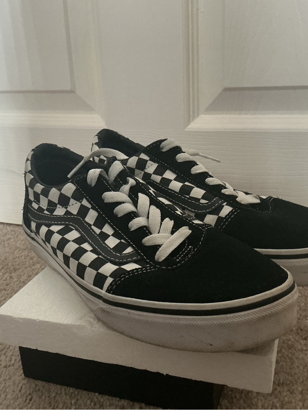 VANS OLD SKOOL CHECKERBOARD SHOE- YOUTH SIZE 6(MENS 6, WOMENS 7.5)